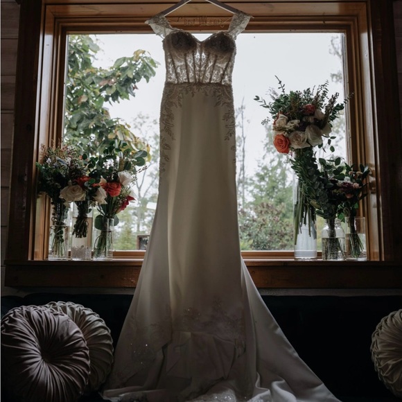 Chic White Lace Bridal Gown - Justin Alexander
